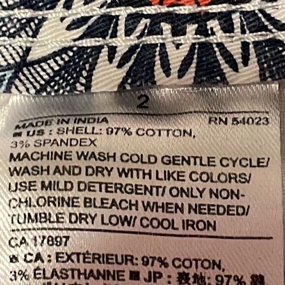 Banana Republic medallion print cuffed shorts with pockets size 2 - Picture 12 of 13